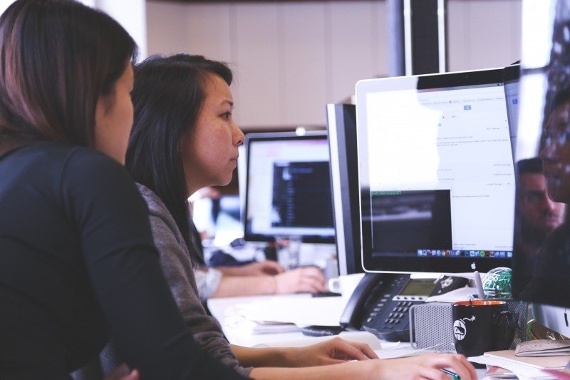 Deux femmes consultent un ordinateur